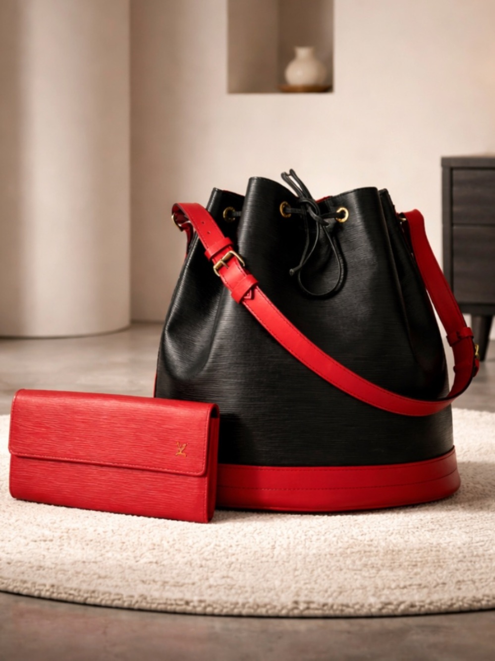 AUTHENTIC LOUIS VUITTON ÉPI NOE BI-COLOUR LEATHER SHOULDER BAG.